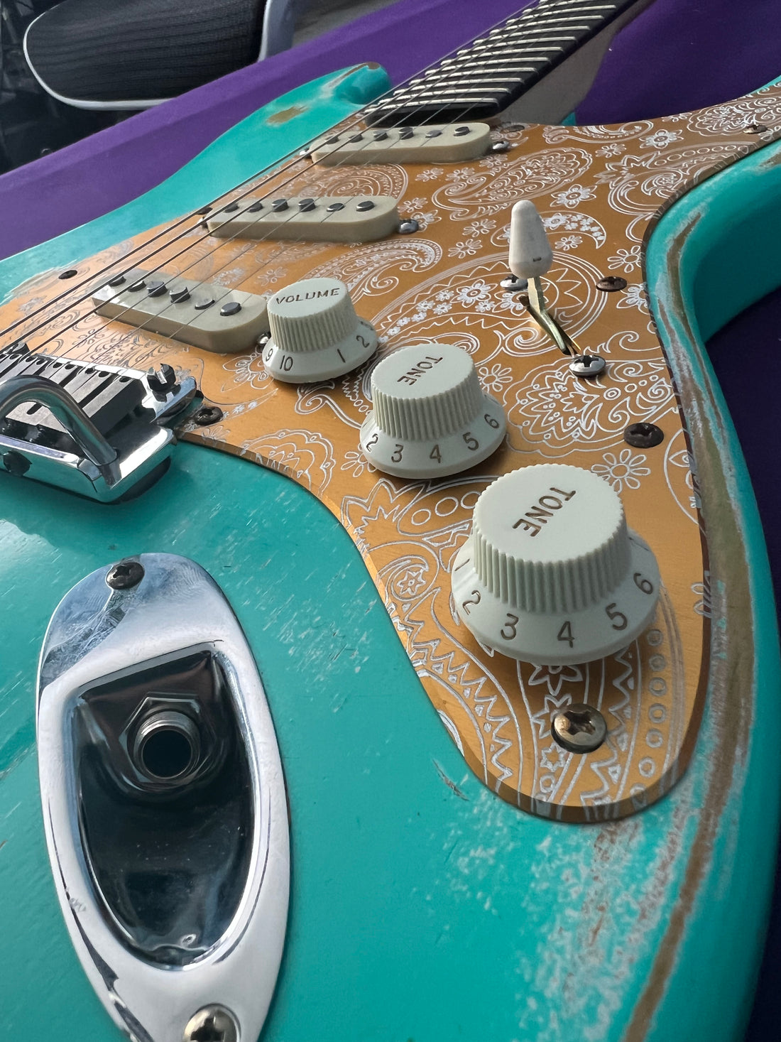 How your guitars tone makes you a better player